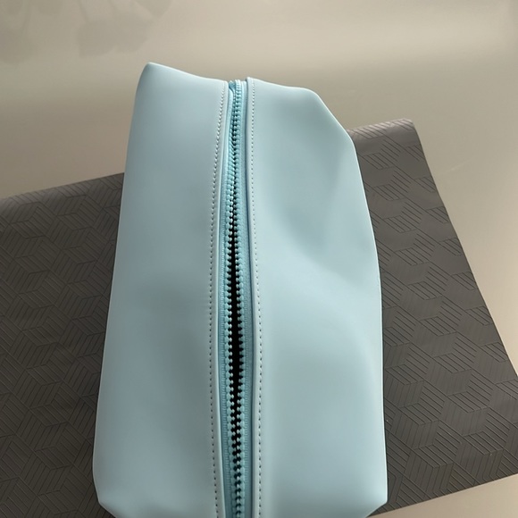 COPY - HydroPeptide make up/ travel bag - Picture 4 of 8